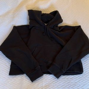 Aritzia TNA boyfriend cropped hoodie black size Medium